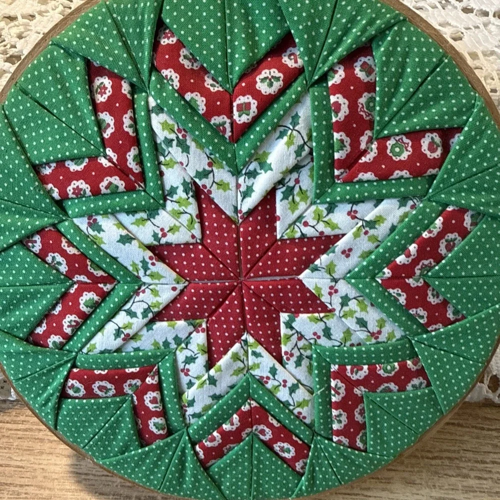 Vintage Hand Quilted Star Wall Hanging In Christmas Colors On Round Frame